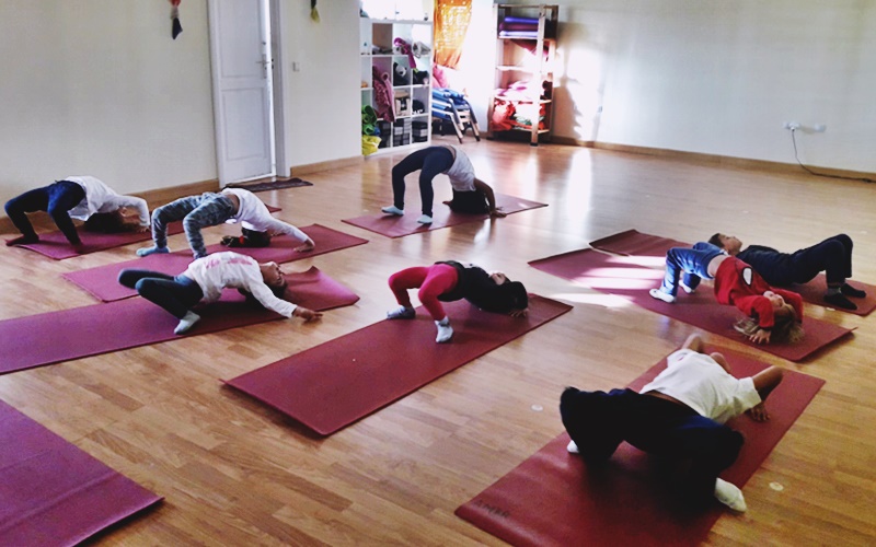 Los beneficios de que los niños se introduzcan a la práctica del yoga